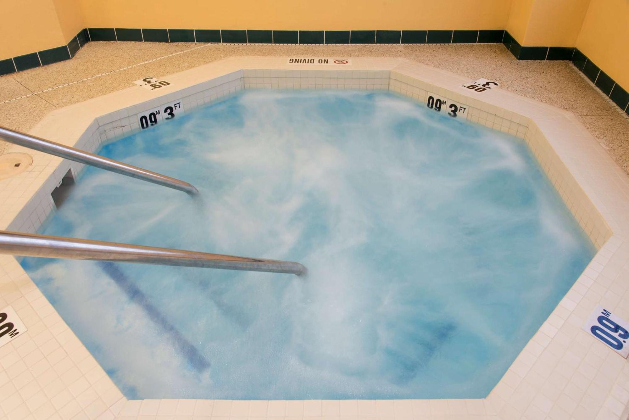 Hampton Grand Rapids-south 3*